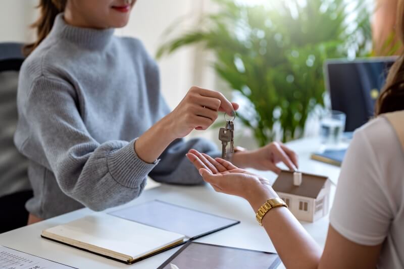 鍵を渡す女性