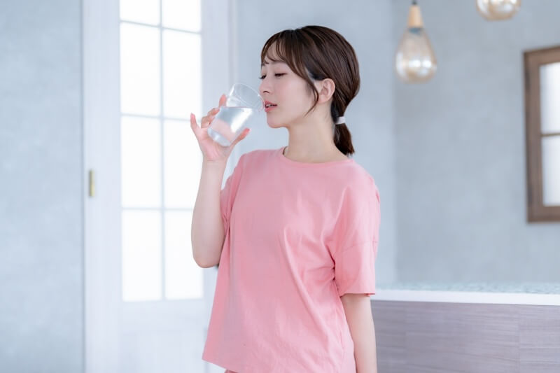 水を飲む女性